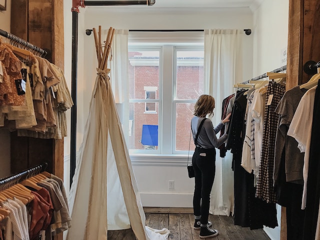 Shopping intelligente : comment construire une garde-robe capsule